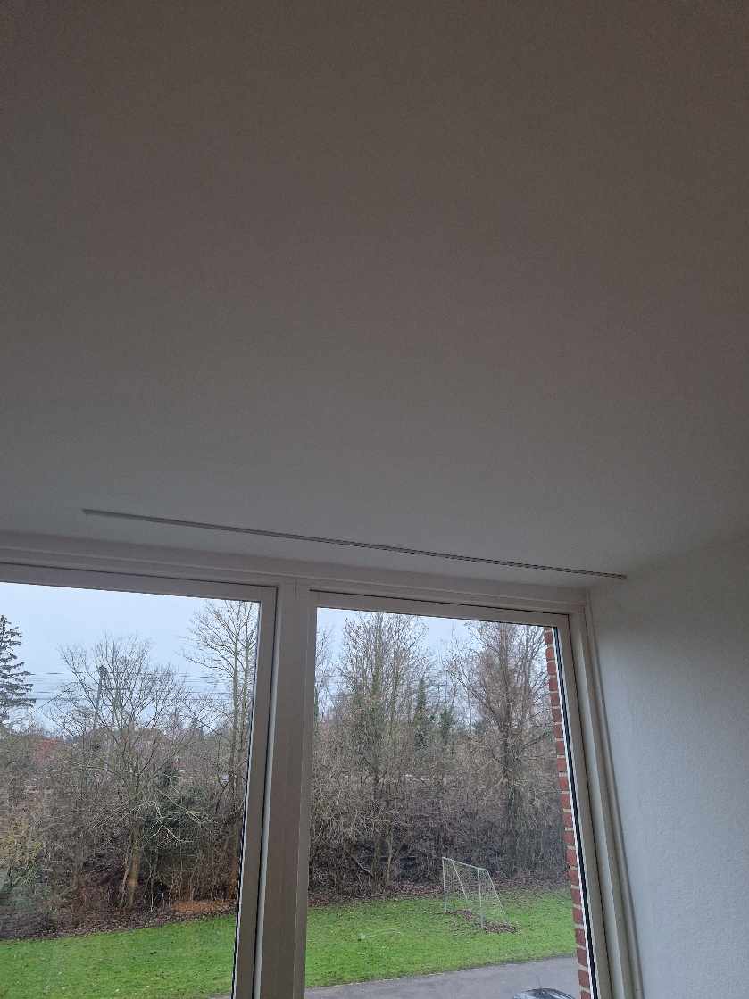 Gardiner, skabslåge, maling af væg