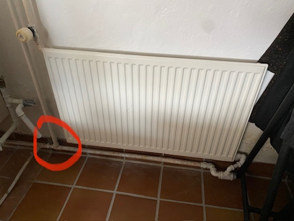Udskiftning af radiator samt afmontering af yderligere 3 radiatorer.