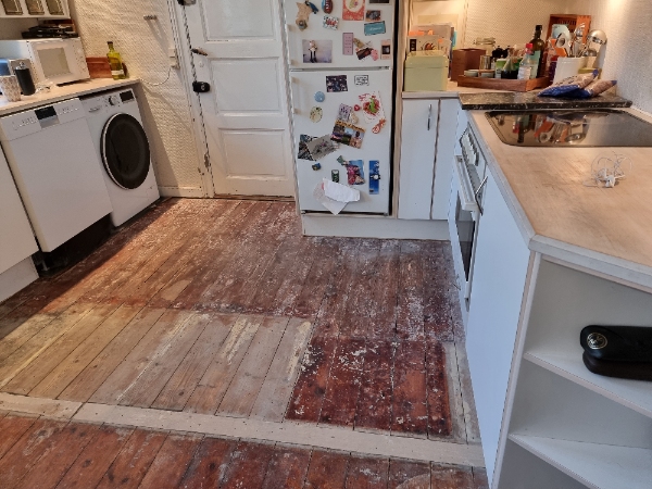 Nedrivning af køkken, en væg og nedsænkede lofter, bortskaffelse af affald