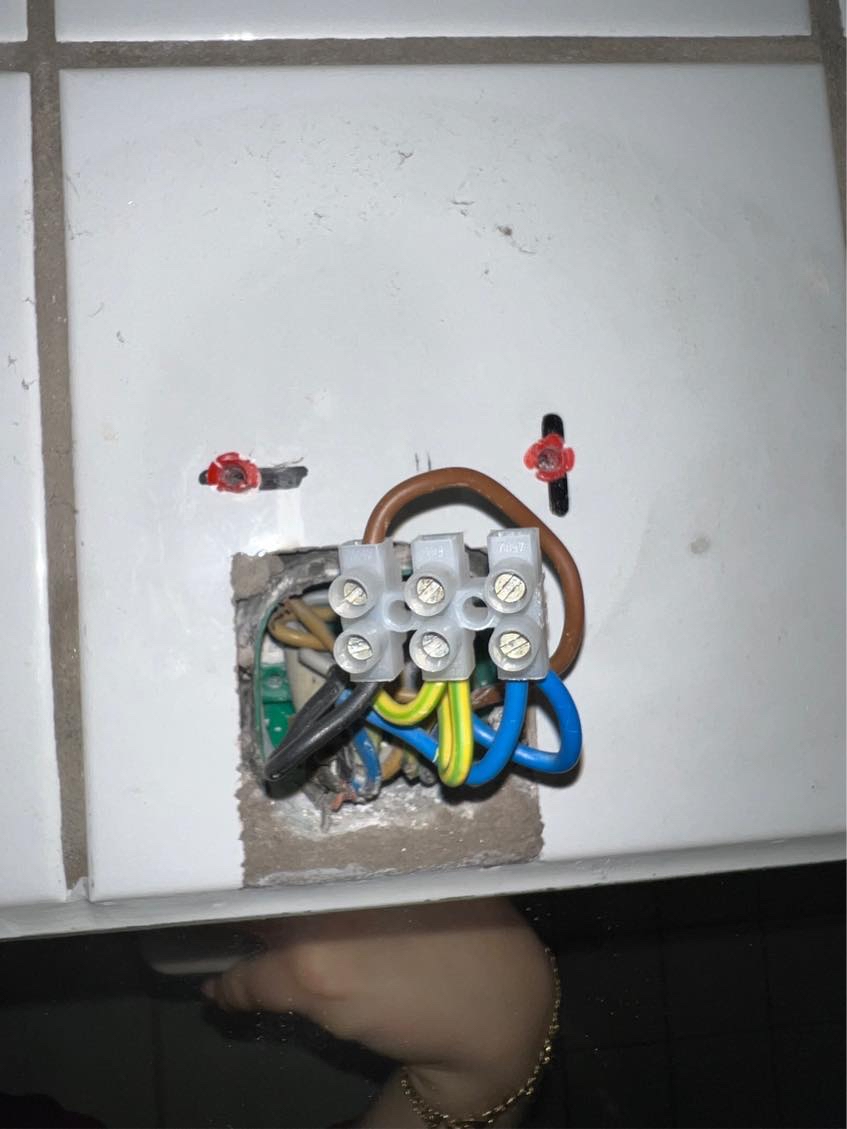 Skal sættes dæksel over lampe udtag og sættes lampe op