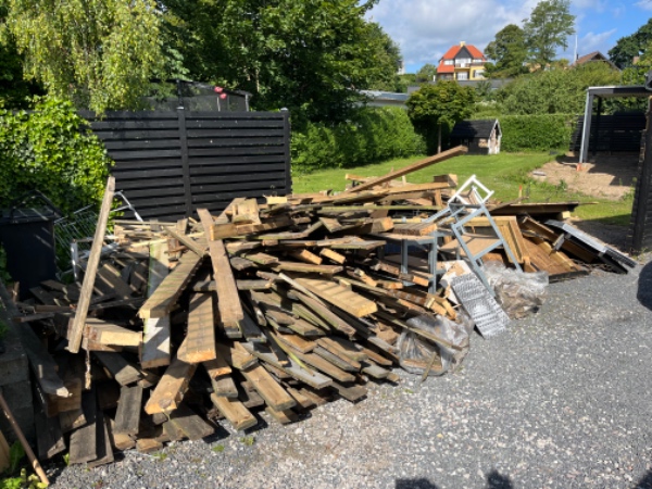 Skur og terrasse til storskrald