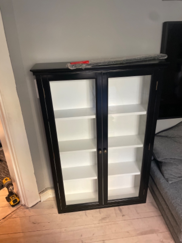 Hængt et skab op på væg