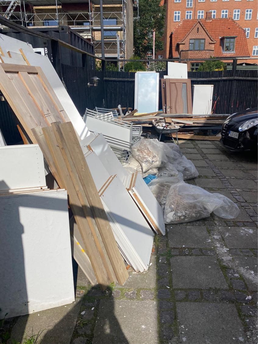 Fjerne affald fra nedrivining kælder