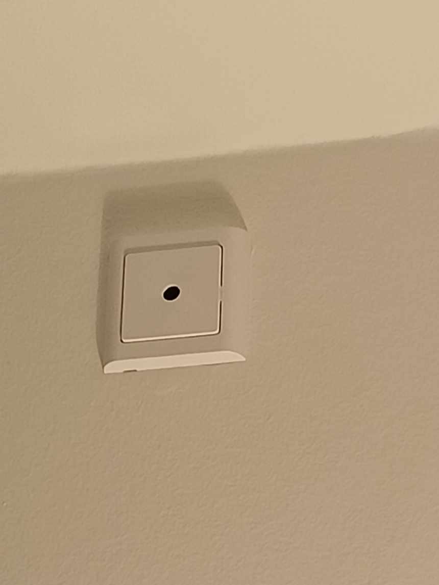 Ophængning af loftlamper x4, en hylde og et spejl