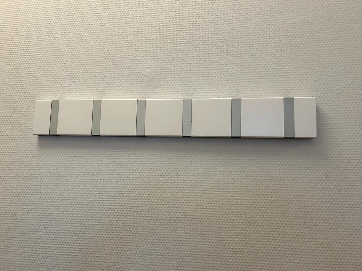 Ophængning af knagerække og samling af lille reol