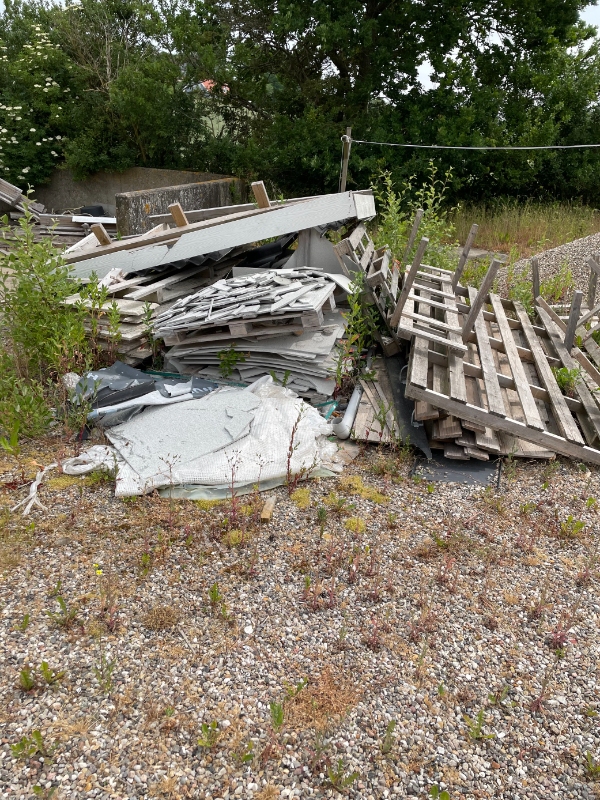 Fjernet overskydende byggematerialer og betonaffald