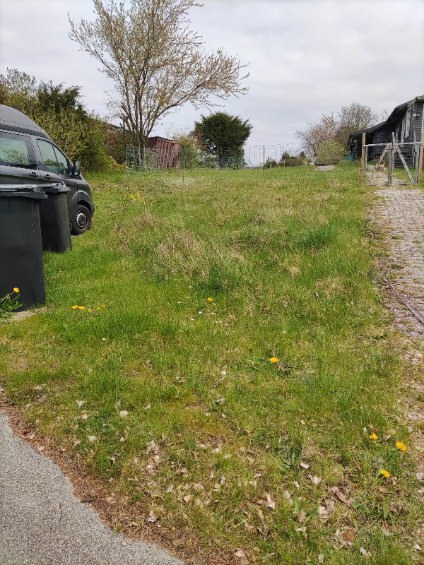 graves ud til parkeringsplads og ryddet højbed