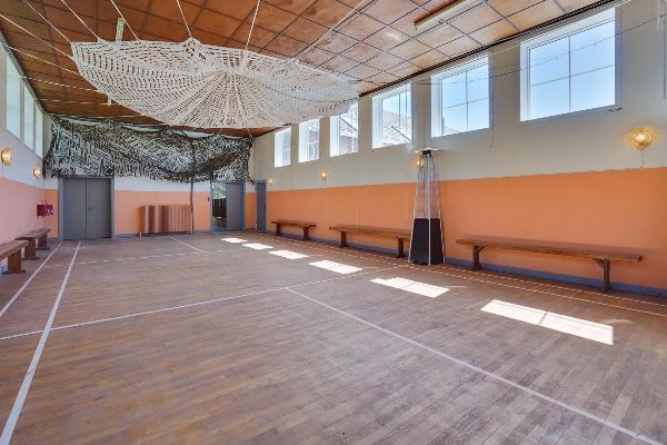 Slibning af gulv i 100 gymnastiksal