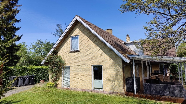 Maling af træværk på murstenshus