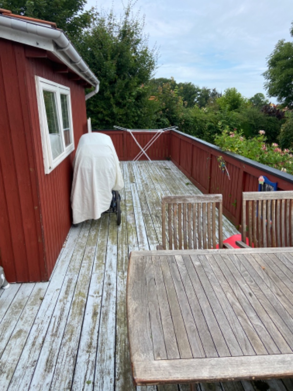 Afslibning af træterrasse ca 35-40 kvm2 samt efterbehandling med transparent holdbar olie