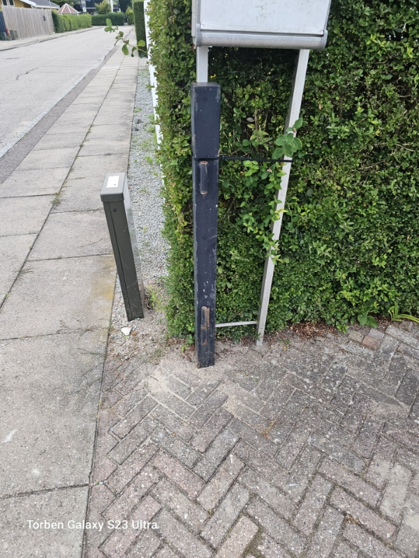 Nedtagning og bortkørsel af gammelt hegn 14 m, ikke støbt, som plader langs hegn Fjernelse af 2. jernstolper fra gl. låge, skal skæres under sten.