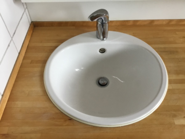 Nedtag og opsæt nedfældelig håndvask badeværelse