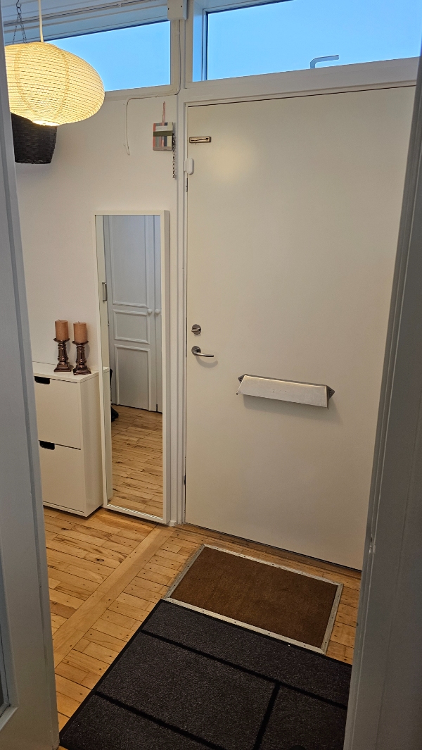 Bygge en ny skillevæg i entre med opsætning af døre + karme i den.