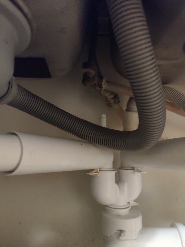 Udskiftning af vandhane i køkken. Muligvis inklusiv skift af muffer og to haner, måske kun rens.