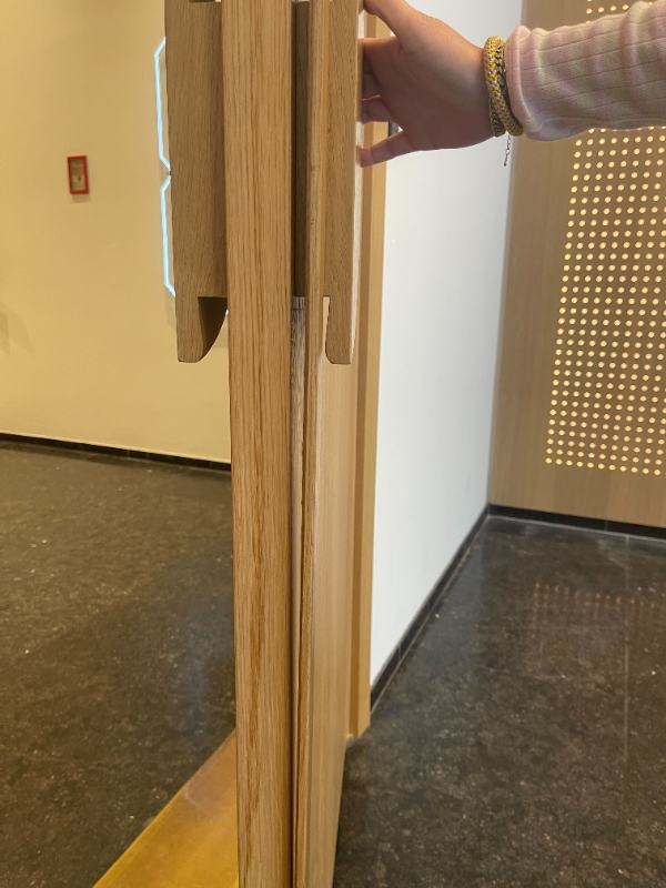 Lamper fastgøres til væg, pære i lampe hvor fatning sidder fast skal ud, liste på egetræsdør skal