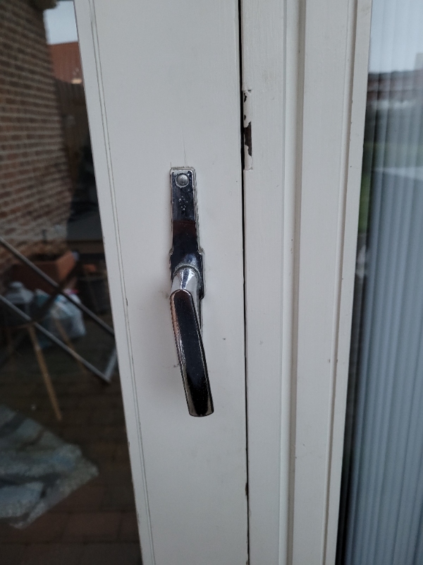 Monter lås i tressedør