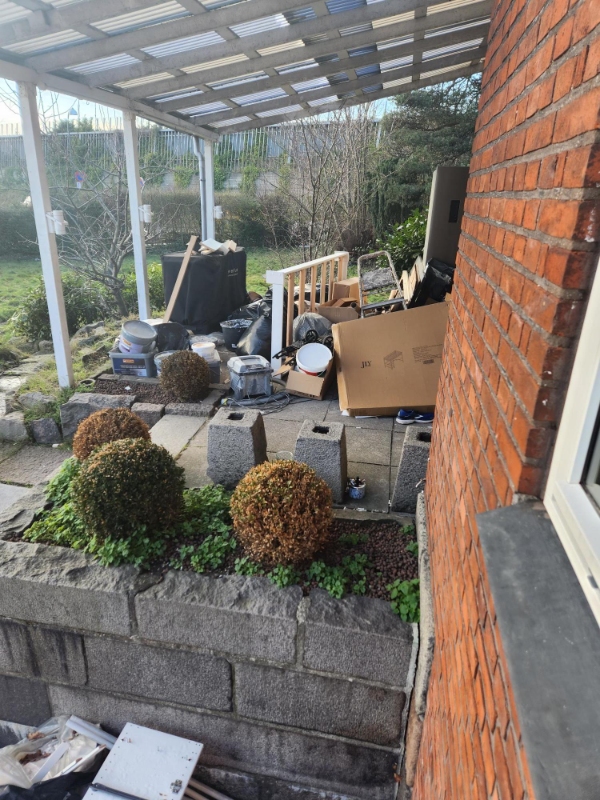 tømt haven for skabe og døre