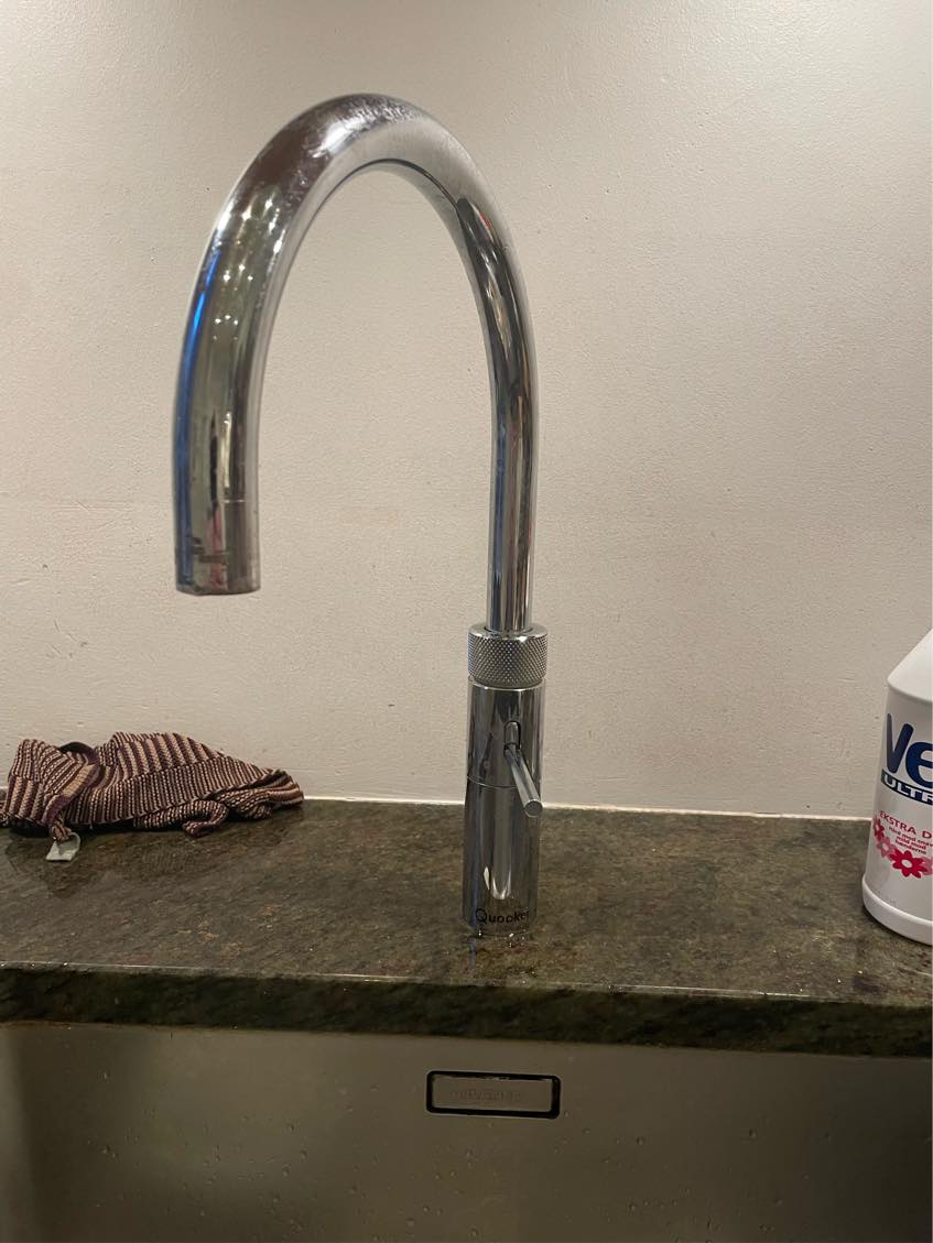 Jeg skal have afmonteret min qoocker fra min køkkenvask og opsat et simpel blandingsbatteri