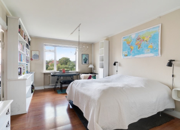 Nedtagning af savsmuldstapet herefter fuldspartling af vægge og påsætning af filt