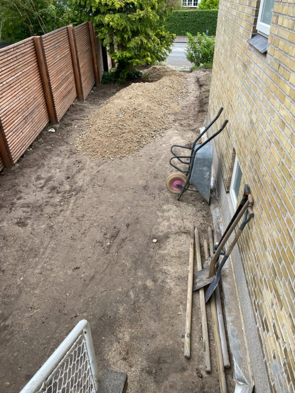 Grave 10 m3 grus (10cm over ca 80 m2) rundt om huset