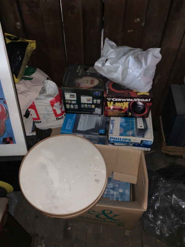 Tømt et loftsrum på ca 12 kvm på 5 sal. Tingene skal tages med.