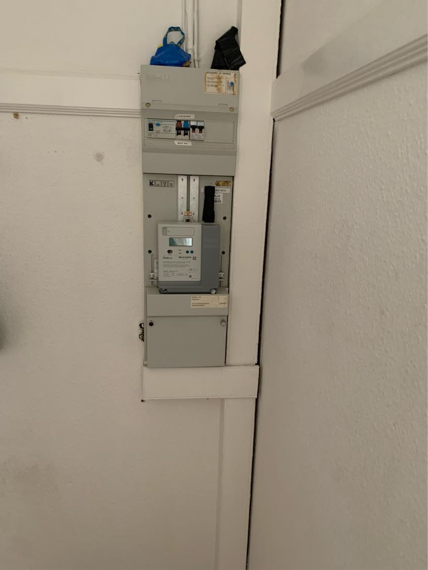 Lavet en kasse en vores elskab i gangen