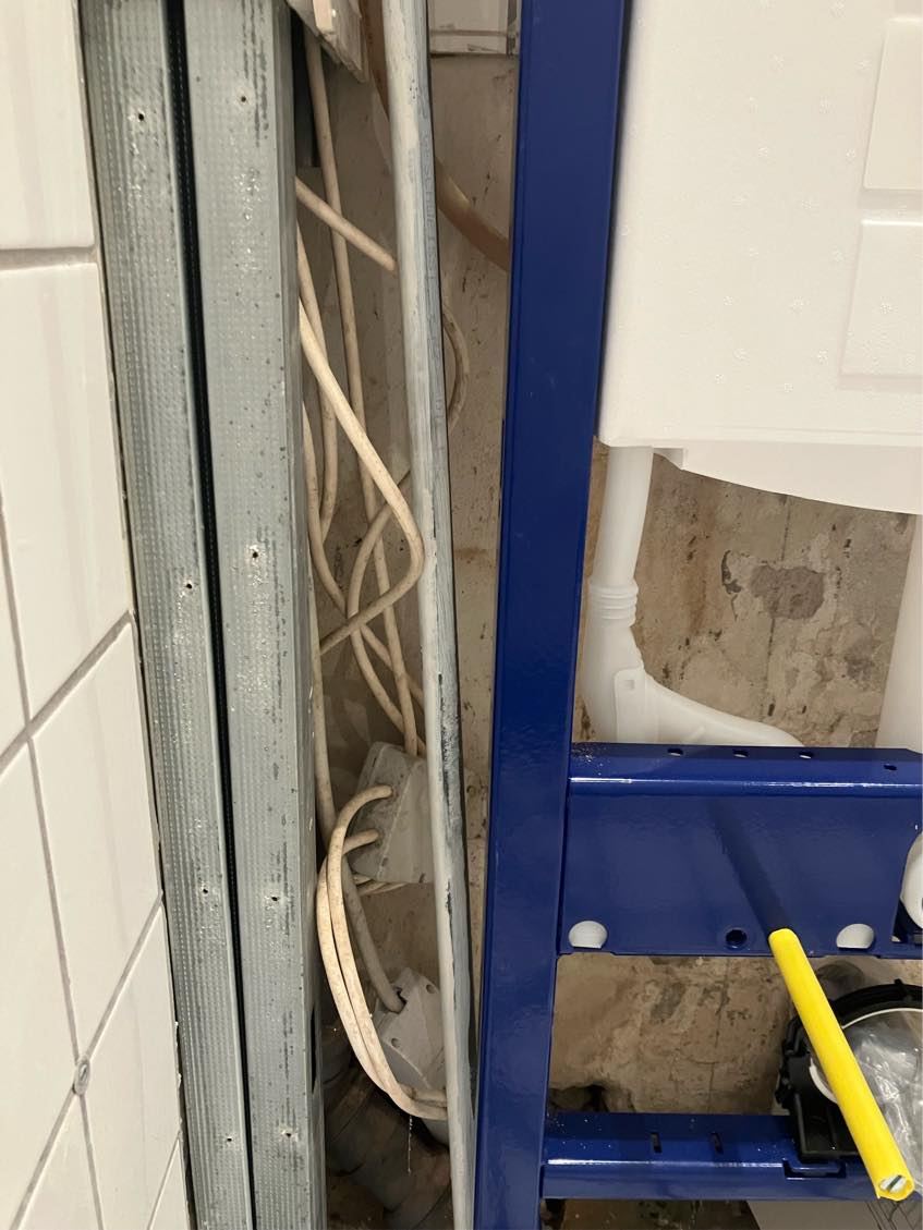 Lavet spots i badeværelse, samt trukket strøm til DUKA ventil