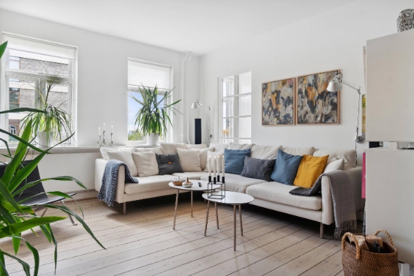 Indvendig maling af komplet ejendom. Byhus i Aarhus C, 3 etager. Boligarealet er 136 kvadratmeter stort, som er fordelt på 5 værelser.