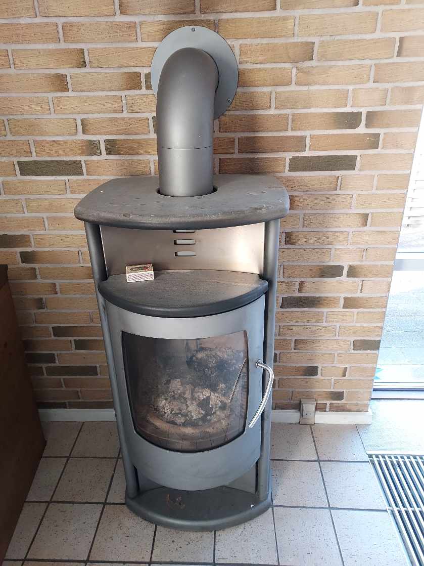 Nedlægning af skorsten og fjernelse af gammel brændeovn