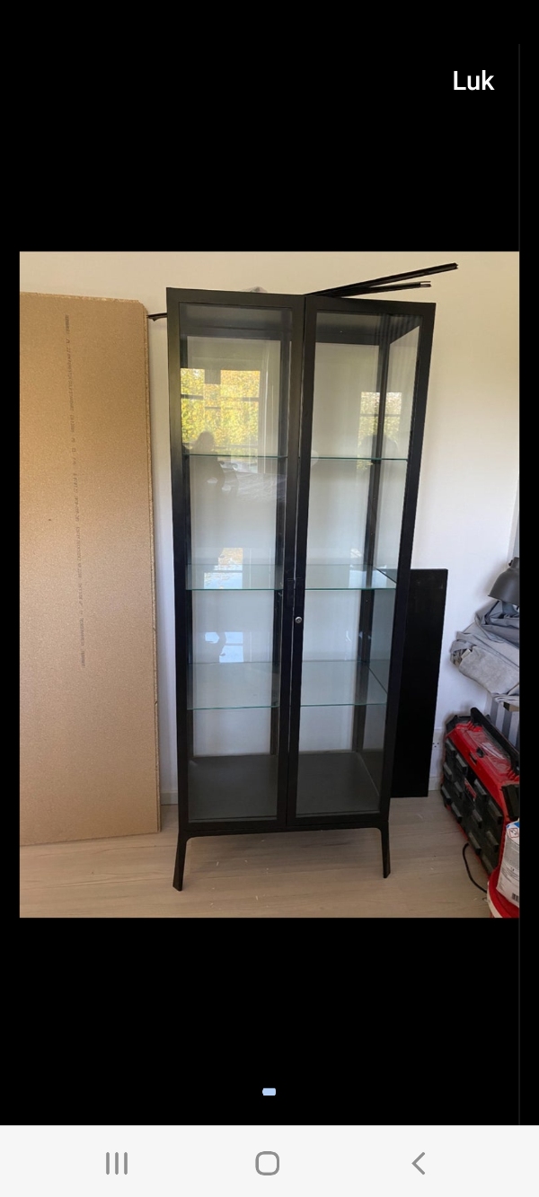 Flyttet glasvitrine  175 × 65 × 45  cm  fra  Gundsømagle  til  Brønshøj  gerne hurtigst muligt.