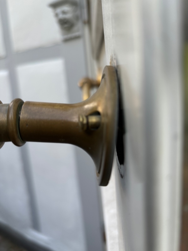 Reparation af messinghåndtag i yderdør.