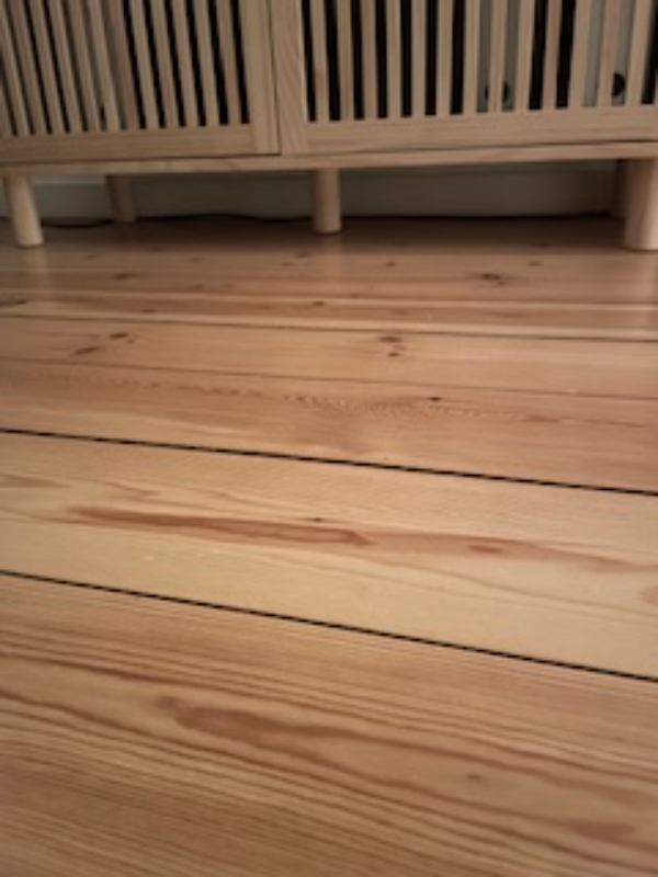 Gulvlampe tilsluttes lysnet og fodafbryder påsættes ledning, og justere to stk. ben mv. på to mindre skabsreoler.