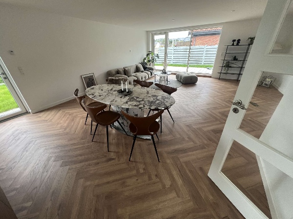 Hjælp til at flytte et marmorbord