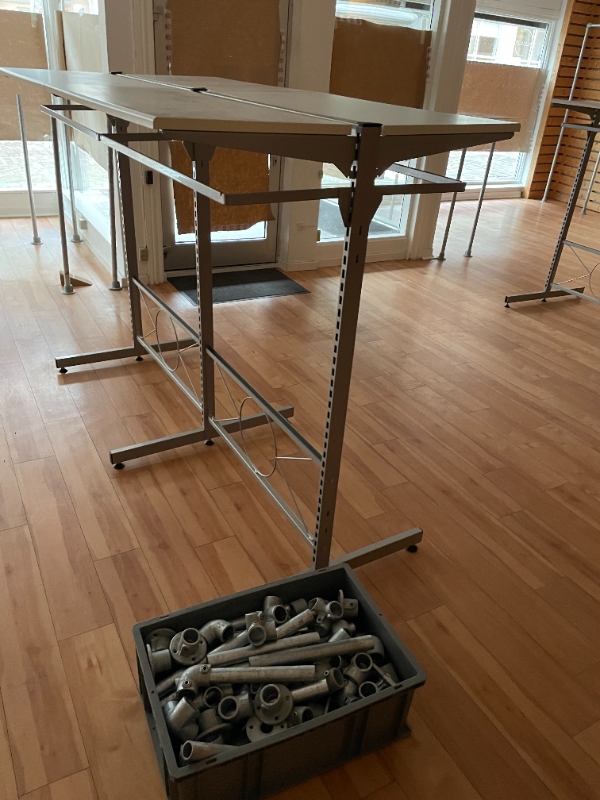 Jeg skal have fjernet butiksinventar og lidt møbler fra Butik til genbrugsstationen.