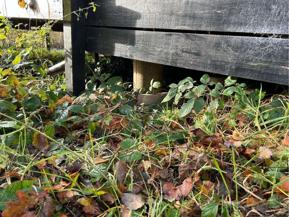 Fjernelse af byggematerialer - lange træbrædder under terrasse (løst)