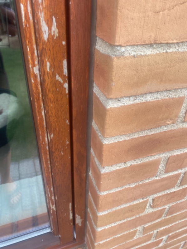 Slibning og maling af mahogni vinduer