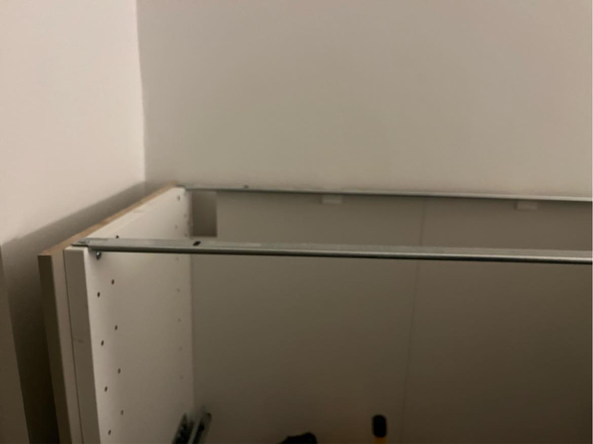 Skete kabinet fast i køkken og hænge to hylder op