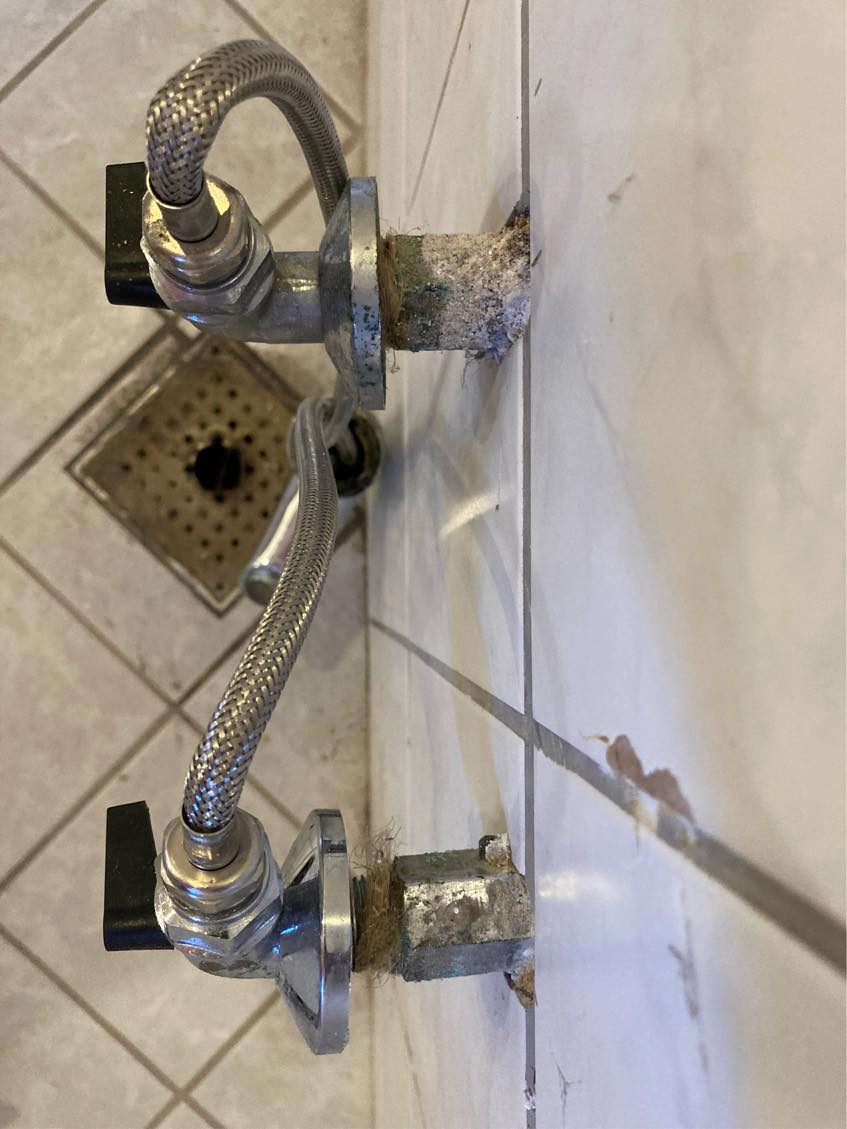 Udskiftning af 2 ballofix. Det ene rør skal også forlænges 5-10 cm. til højre, da den er placeret lige i en skabe samling. Laves hurtigst muligt da murer er i gang.