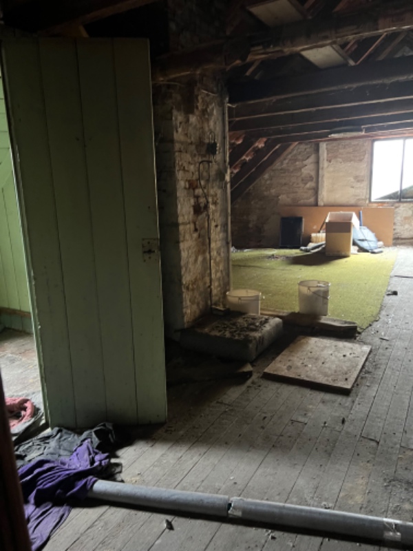 Rydning af loft i gammelt hus i Allinge