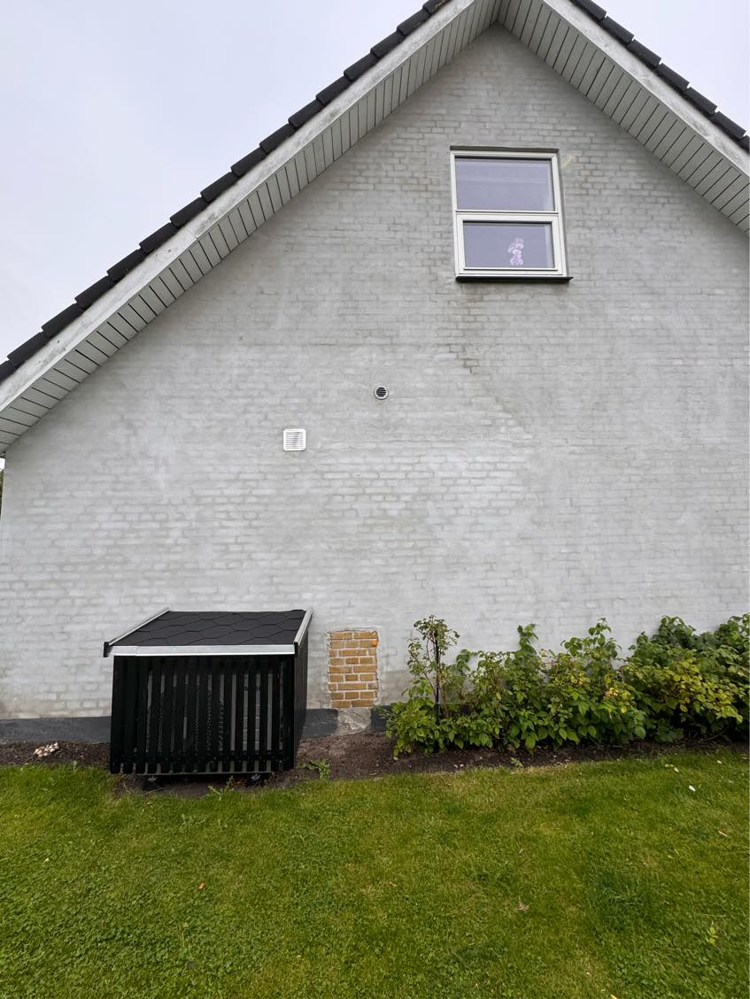 Hjælp til fugning rundt om skorsten samt oppusning af mindre område mur efter nedtagning af gasskab