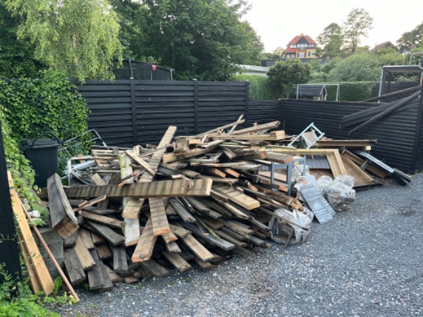 Skur og terrasse til storskrald