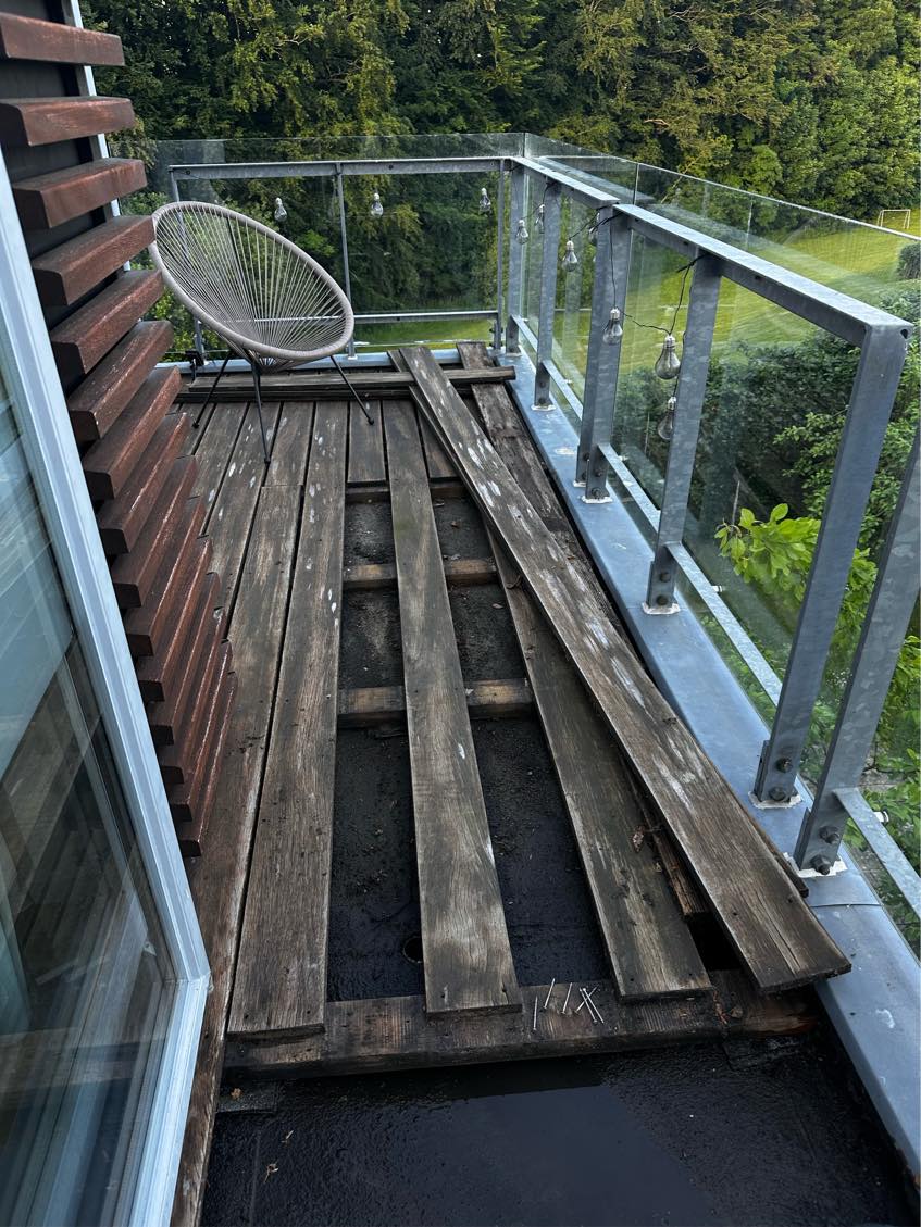 Lægge brædder på altan + Udskifte lille alu inddækning.