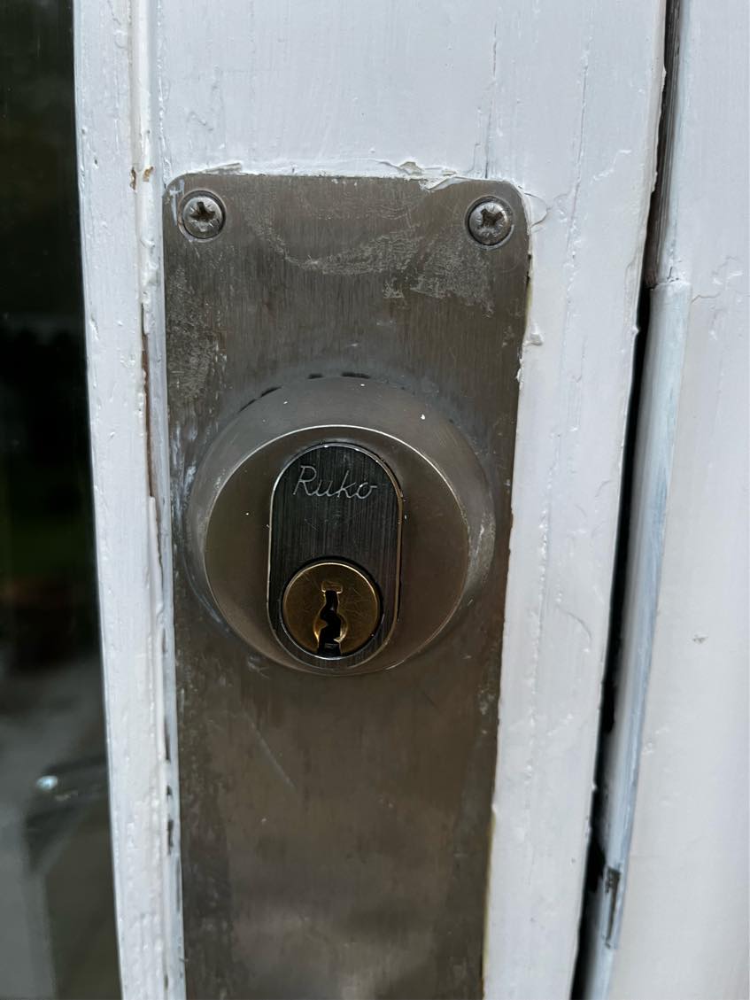 Ny låsecylinder i dør da nuværende er faldt ud