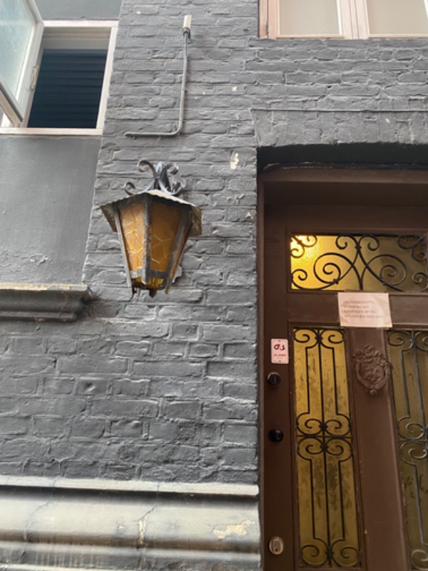 Elektriker søges til at kigge på 2 udendørs lamper