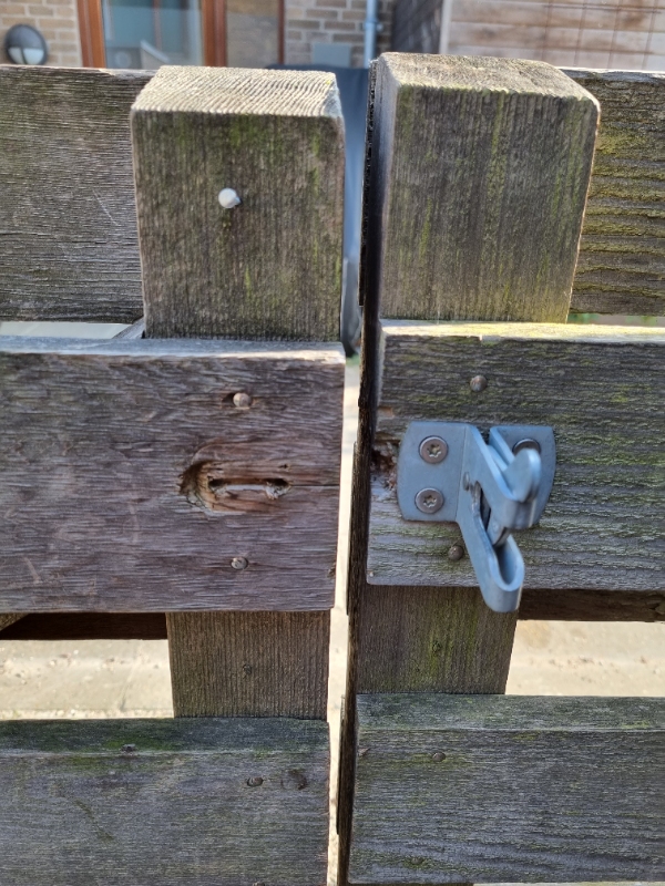 Fikse 1)havelåge, 2)løse dørhåndtag på 6døre og 3)løsrevet indbyg.opvaskemaskine (låge kan ej lukke)