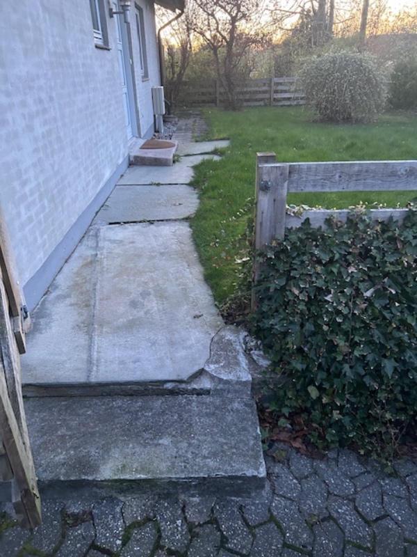 udskifte indkørslens fliser til 60x60 fliser, trapper og fjernelse af bed. Dygtig Brolægger søges