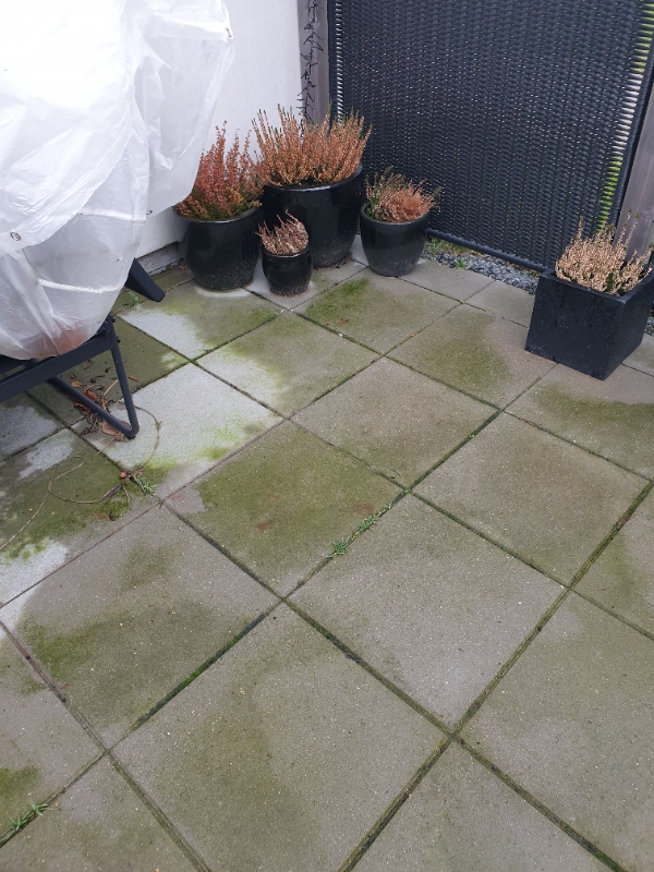 Rensning af fliser på terrasse til sommer..