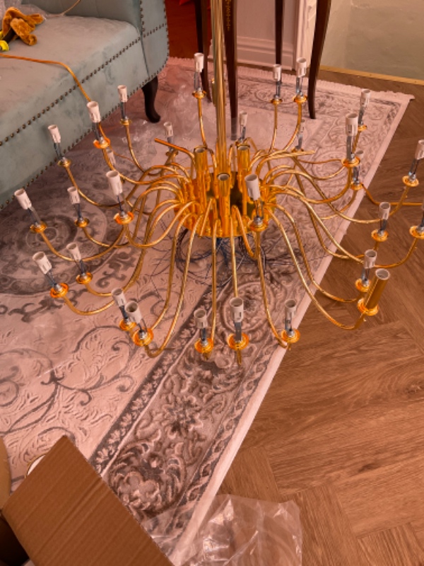 Opsætning af to lysekroner, som skal tilsluttes og hænges op på et højt loft på under fem meter.