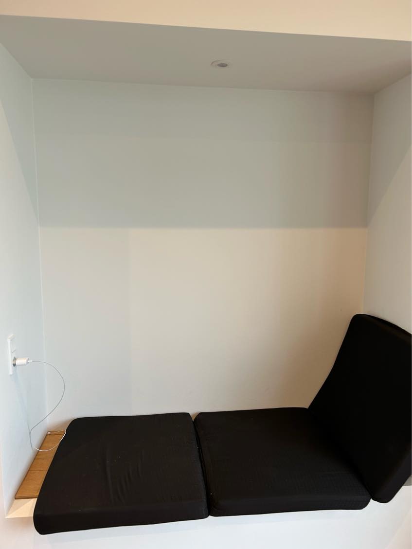 Opsætning af akustik paneler i alkove