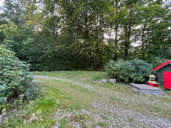 Få lagt nyt grus og ukrudtsdug på gårdsplads